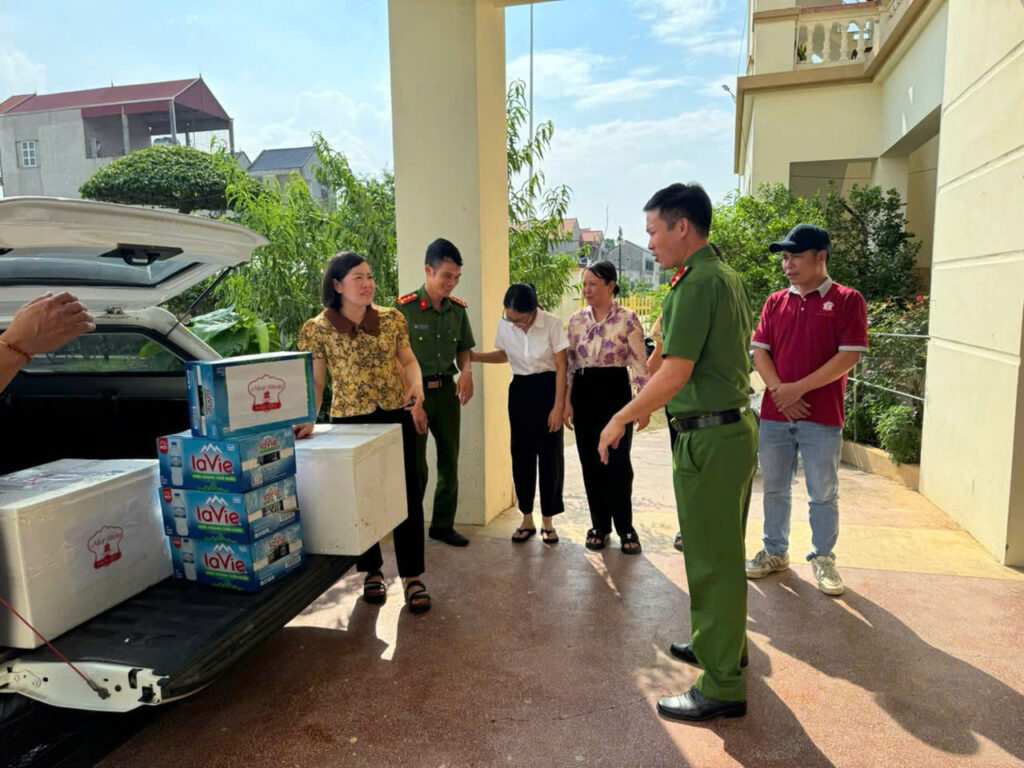 NHẤT HƯƠNG VÀ HÀNH TRÌNH "LAN TỎA YÊU THƯƠNG": CHUNG SỨC, SẺ CHIA CÙNG ĐỒNG BÀO CÁC VÙNG BỊ THIÊN TAI